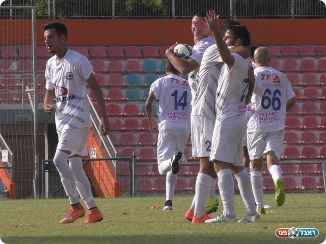 שחקני יפו חוגגים בסיום